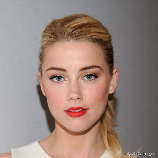 Com batom vermelho, Amber Heard gosta de manter a make de olhos mais simplificada